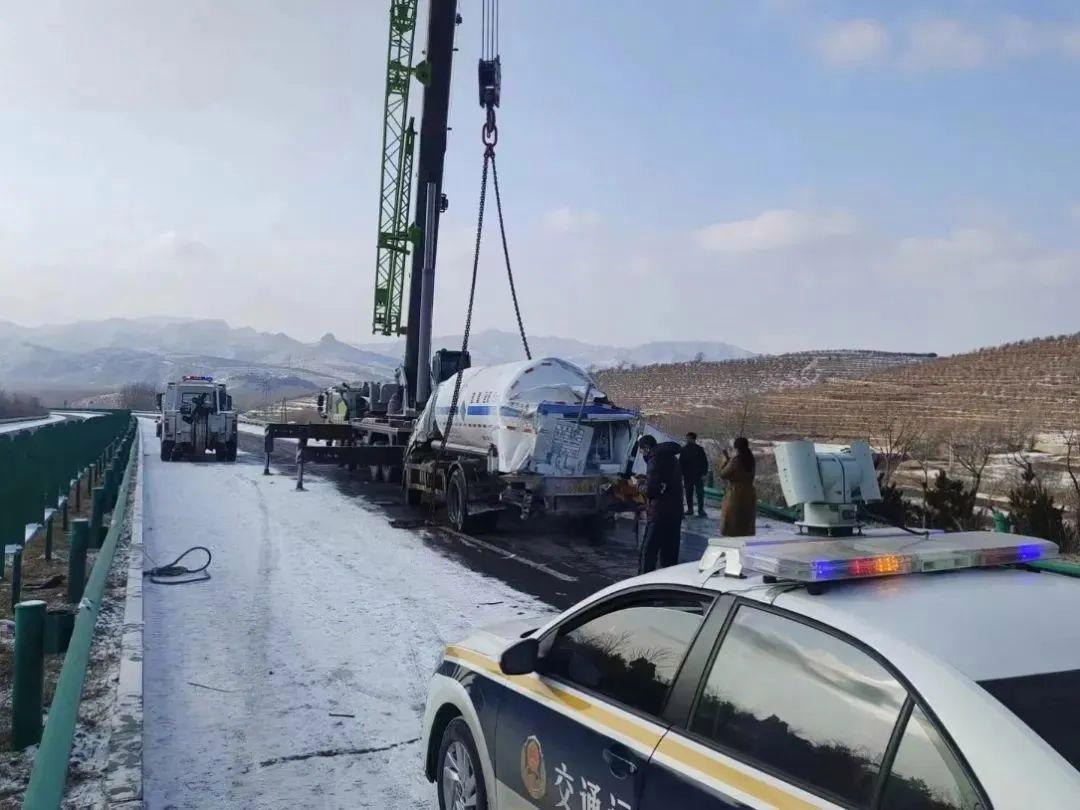 救援事故車輛側翻責任劃分_車輛側翻事故救援_救援車翻車