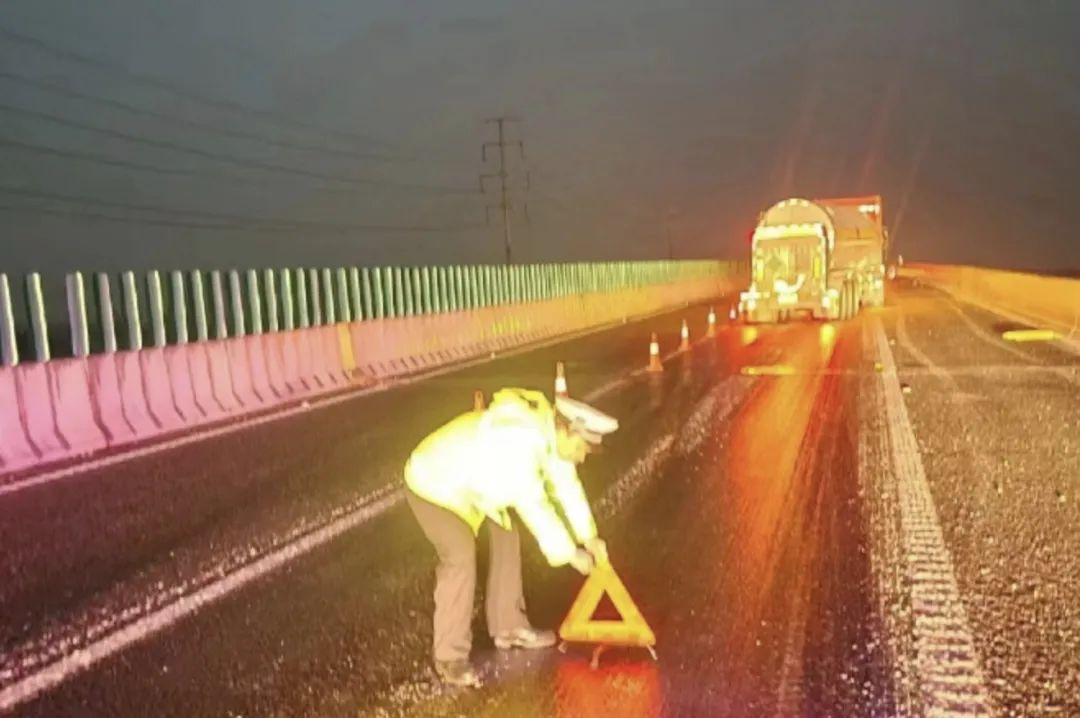 車輛側翻事故救援_救援事故車輛側翻責任劃分_救援車翻車