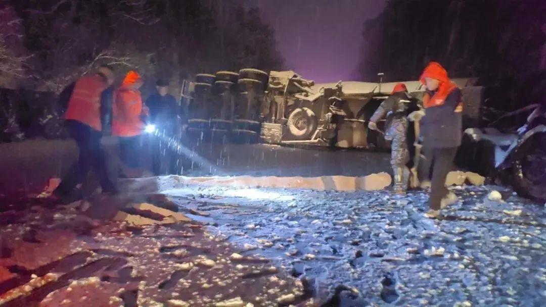 救援事故車輛側翻責任劃分_車輛側翻事故救援_救援車翻車