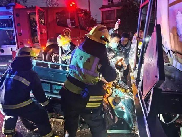 救援事故車輛側翻責任劃分_車輛側翻事故救援_救援車翻車