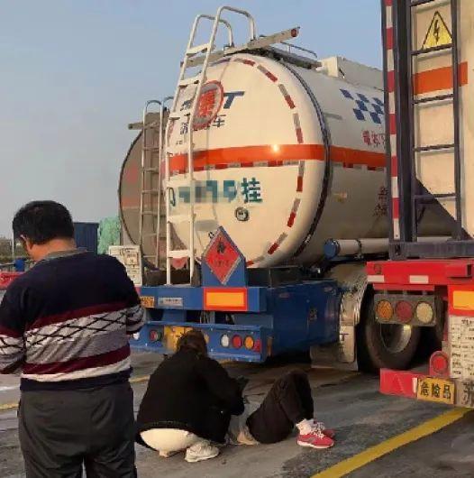 車輛側翻事故救援_救援車翻車_救援事故車輛側翻責任劃分