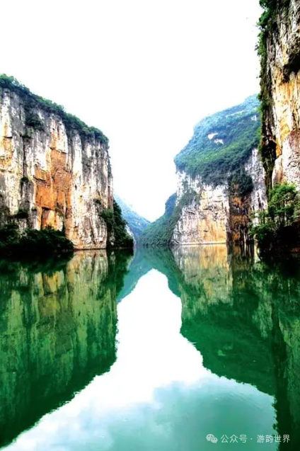 貴州紅楓湖是人工湖嗎_貴州紅楓湖旅游攻略_貴州紅楓湖什么時(shí)候景色最美